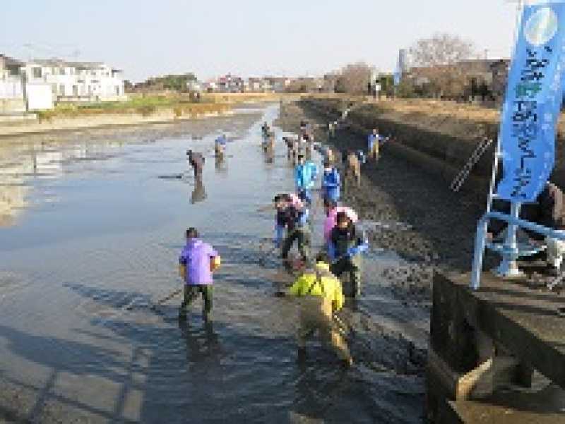 里・海協働活動（東二見新池かいぼり）